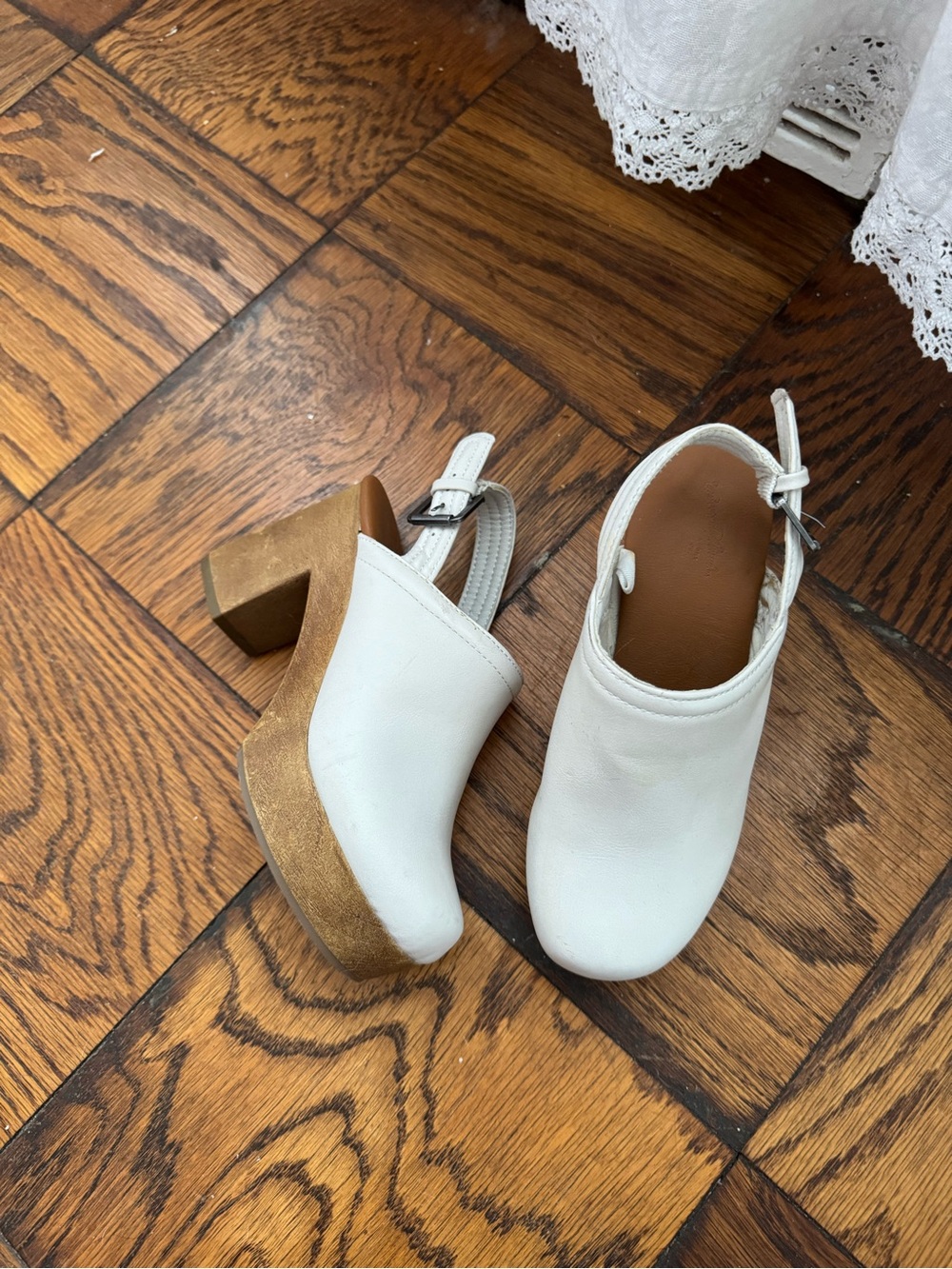 Universal Thread White Slingback Platform Clogs with Tan Wood-Look Heel, size 5